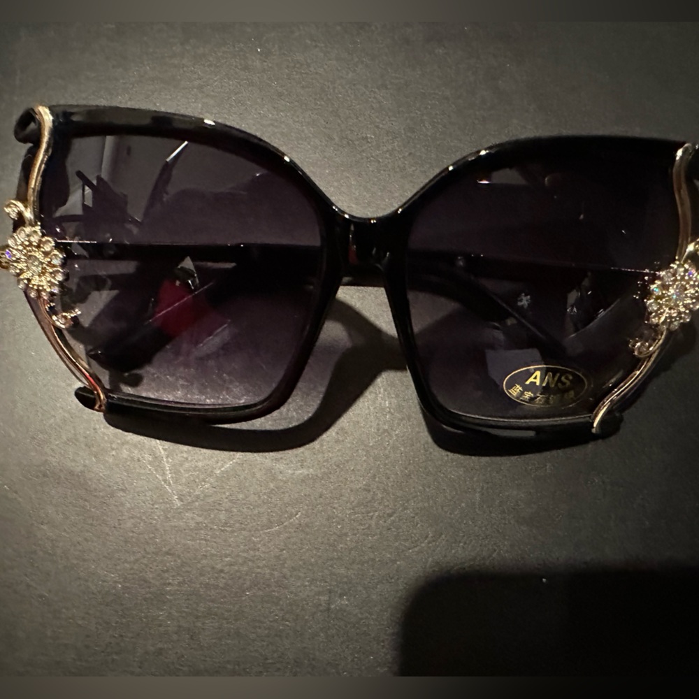 Elegant Women's Black and Gold Sunglasses